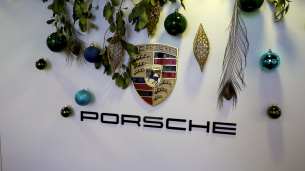 Mise en lumière des partenariats locaux réalisés par Porsche avec le centre de Lille et les baby-foots Stella.